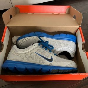 New Nike, size 4,5 boys.